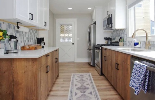 King House | Downtown Bungalow Getaway, Ideal for Long Stays!