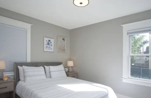 King House | Downtown Bungalow Getaway, Ideal for Long Stays!