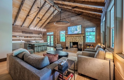 Cashiers Cottage | DOWNTOWN CASHIERS COZY CABIN EASY WALK TO TOWN