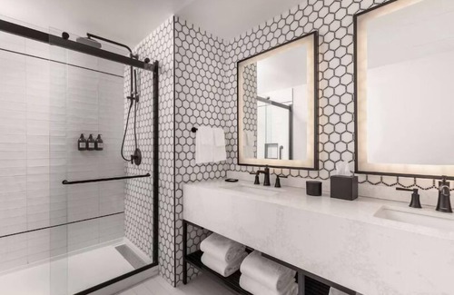 Charleston Historic District Hotel | Downtown Charleston in Delight! Pet-friendly Property, Outdoor Swimming Pool!