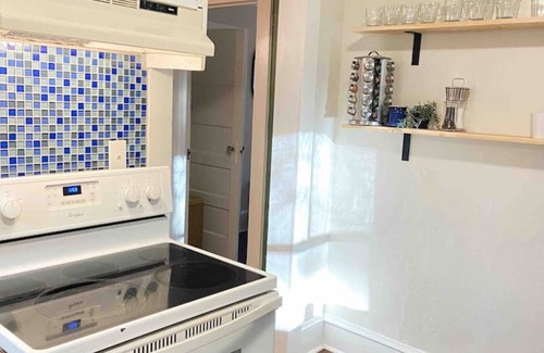 Brunswick House | Downtown Cottage. Bright Newly Renovated 1920's home!