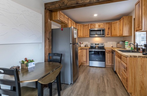 West Jefferson House | Downtown Cottage - Cute, pet friendly, one bedroom home in West Jefferson with hot tub.