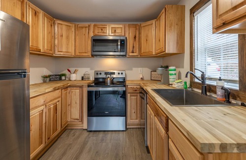 West Jefferson House | Downtown Cottage - Cute, pet friendly, one bedroom home in West Jefferson with hot tub.