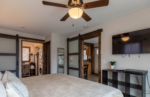West Jefferson House | Downtown Cottage - Cute, pet friendly, one bedroom home in West Jefferson with hot tub.