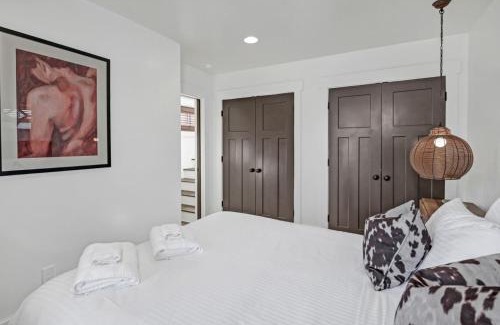 Columbia House | Downtown Cottage - Zen Garden