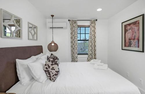 Columbia House | Downtown Cottage - Zen Garden
