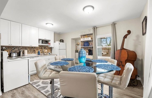 Pittsburgh Apartment | Downtown Delight 3BR Retreat Near Stadium-Arena