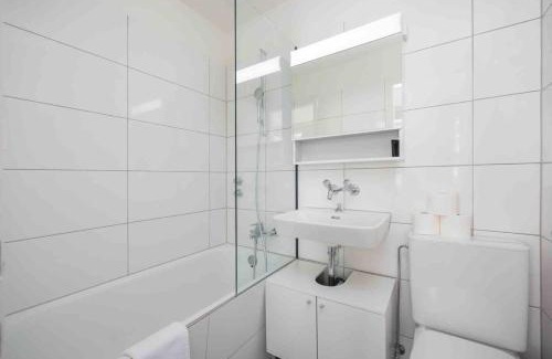 Sihlfeld Apartment | Downtown Deluxe Studio with Queen Bed BE-45