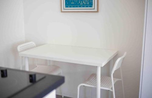 Sihlfeld Apartment | Downtown Deluxe Studio with Queen Bed BE-45