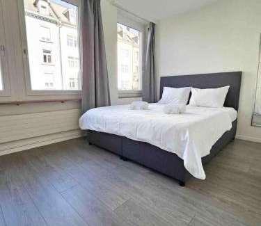 Sihlfeld Apartment | Downtown Deluxe Studio with Queen Bed BE-15