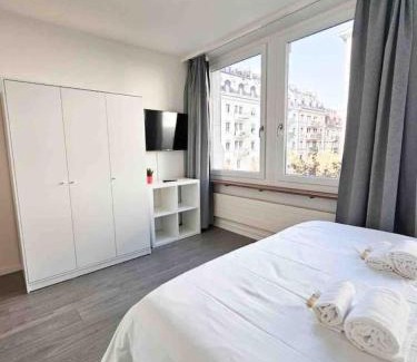 Sihlfeld Apartment | Downtown Deluxe Studio with Queen Bed BE-15