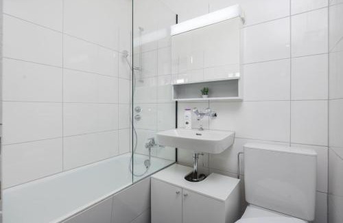 Sihlfeld Apartment | Downtown Deluxe Studio with Queen Bed BE-55