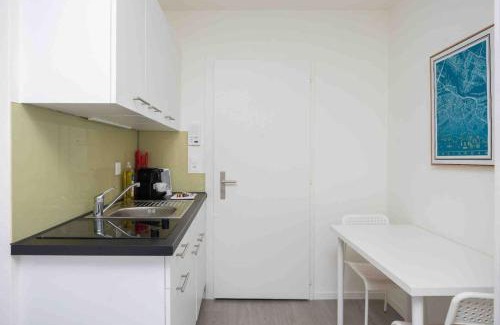Sihlfeld Apartment | Downtown Deluxe Studio with Queen Bed BE-35