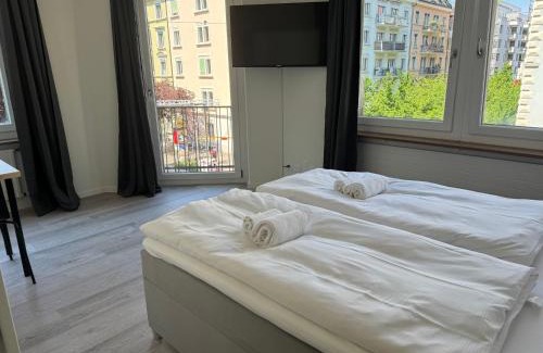 Sihlfeld Apartment | Downtown Deluxe Studio with Queen Bed BE-26