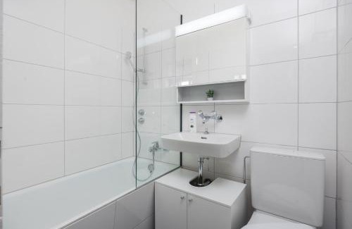Sihlfeld Apartment | Downtown Deluxe Studio with Queen Bed BE-26