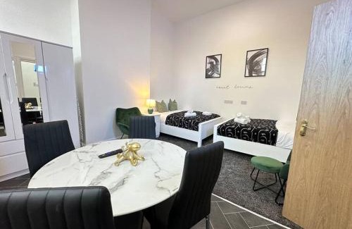 Dudley Apartment | Downtown Dudley Chic - Near Top Sights