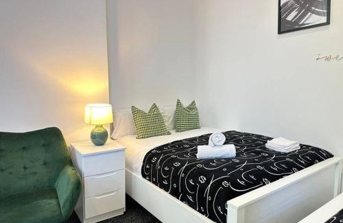 Dudley Apartment | Downtown Dudley Chic - Near Top Sights