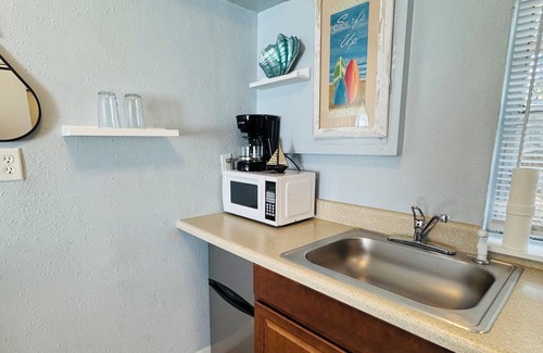 Downtown Dunedin Cottage | Downtown Dunedin Main Street Retreat