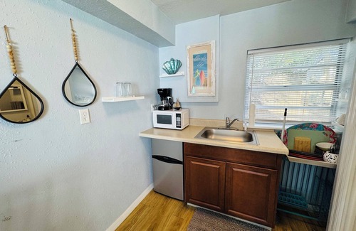 Downtown Dunedin Cottage | Downtown Dunedin Main Street Retreat
