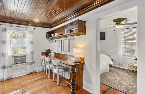 Downtown Apartment | Downtown Flat with Free Parking
