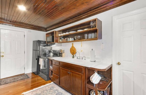 Downtown Apartment | Downtown Flat with Free Parking