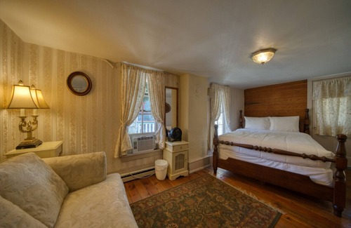 Eureka Springs Historic District Hotel | Downtown Four Poster Piedmont