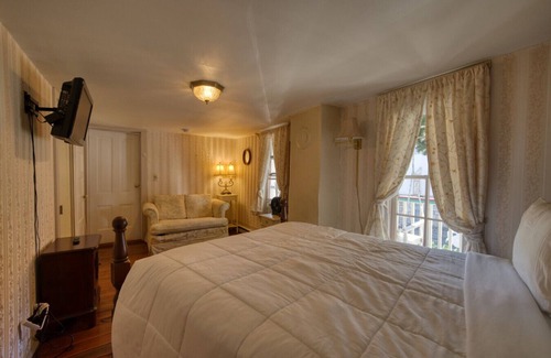 Eureka Springs Historic District Hotel | Downtown Four Poster Piedmont