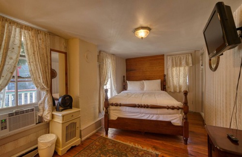 Eureka Springs Historic District Hotel | Downtown Four Poster Piedmont