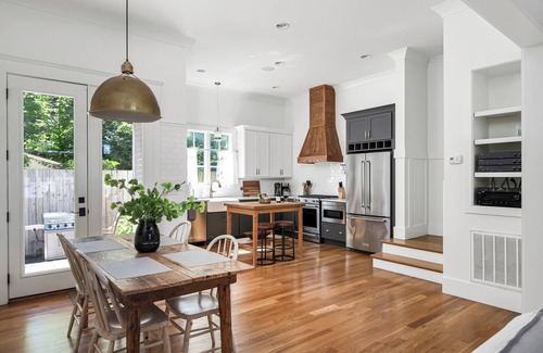 Historic Downtown Franklin House | Downtown Franklin Farmhouse. Steps to Dining, Shops & Cafes