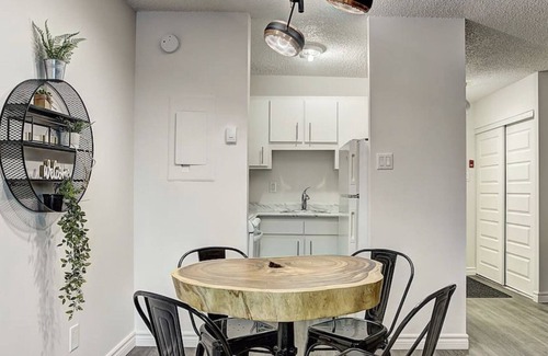 Latin Quarter Apartment | Downtown Fun Space /W Balcony And Queen Bed