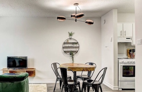 Latin Quarter Apartment | Downtown Fun Space /W Balcony And Queen Bed