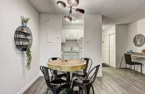 Latin Quarter Apartment | Downtown Fun Space /W Balcony And Queen Bed