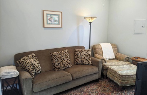 Historic District Apartment | Downtown Gem