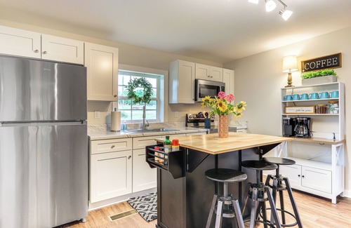 Heflin Cottage | Downtown Heflin Cottage w/Deck & Fire Pit!