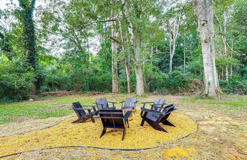 Heflin Cottage | Downtown Heflin Cottage w/Deck & Fire Pit!