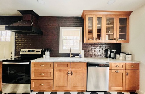 Murfreesboro House | Downtown Historic Speakeasy+Hot Tub+Sleeps 6