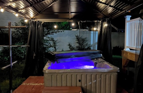 Keene House | Downtown Hot Tub Escape