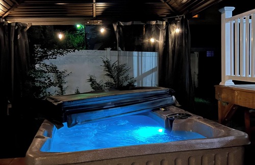 Keene House | Downtown Hot Tub Escape