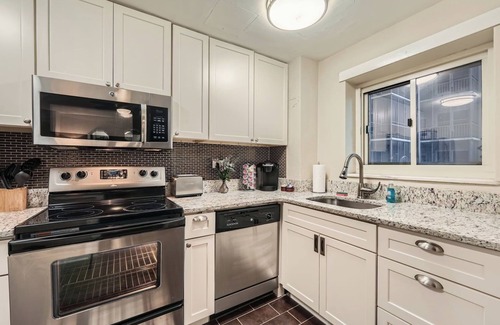 Peachtree Center Condo | Downtown Hotel District Centrally Located Condo