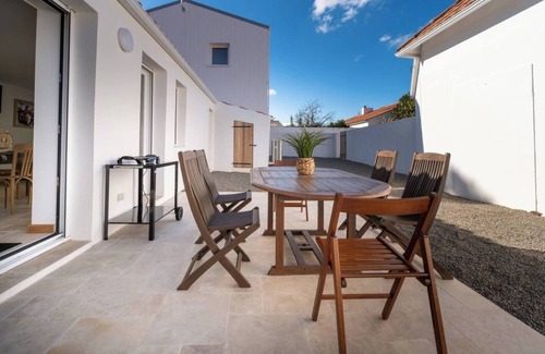 Challans House | Downtown house with garden