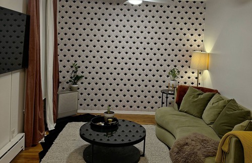 Historic Downtown Apartment | Downtown Jersey City Gem! 2bd/1bth Quiet Duplex w Backyard. 10 min from NYC!
