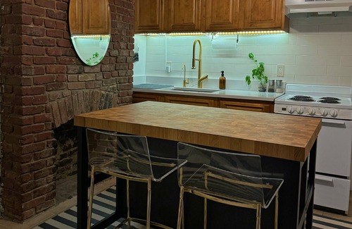 Historic Downtown Apartment | Downtown Jersey City Gem! 2bd/1bth Quiet Duplex w Backyard. 10 min from NYC!