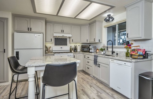 Kelseyville House | Downtown Kelseyville home l GREAT backyard w/hot tub & AMAZING Konocti views!