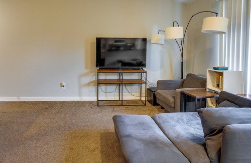 Kenmore Condo | Downtown Kenmore Condo, 14 Mi to Seattle!