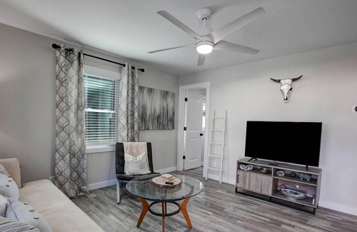 Kennesaw House | Downtown Kennesaw Cottage. Close to everything!