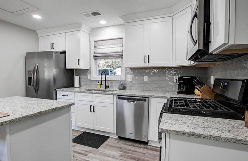 Kennesaw House | Downtown Kennesaw Cottage. Close to everything!