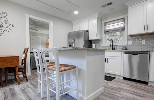 Kennesaw House | Downtown Kennesaw Cottage. Close to everything!
