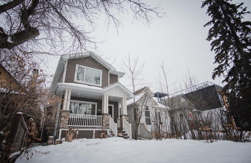 West Edmonton House | DOWNTOWN KINGBED 4Br FIREPLACE BIKELANE