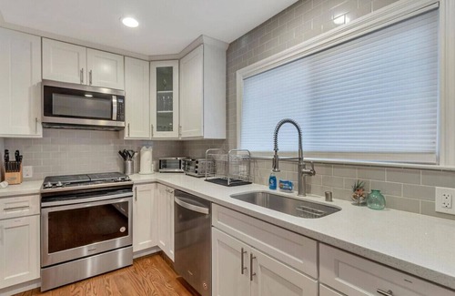 Northside House | Downtown l 2 Bedroom l Sleeps 4 l Convenient