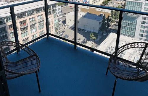 Atwater Village Apartment | DOWNTOWN L.A Scenic Condo with pool and basketball court